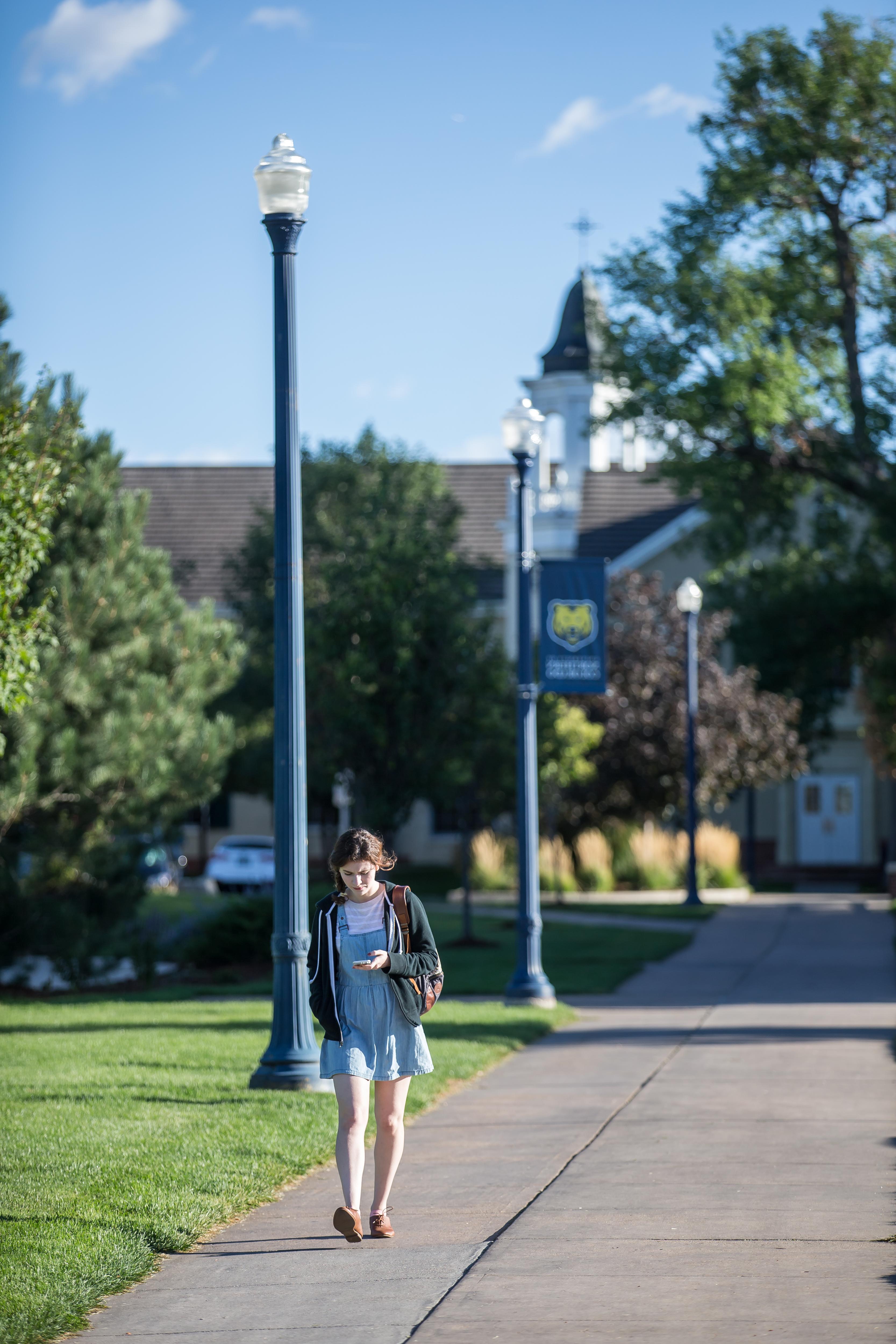 学生 walking on UNC campus in 的 summer.